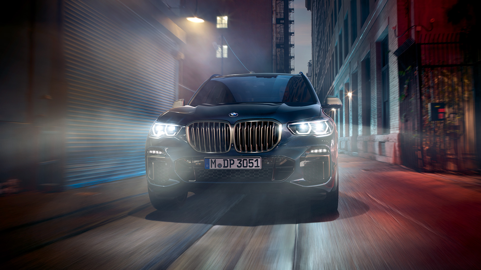 Dvojna ledvička BMW pri BMW X5 M50i Ledvička BMW v barvi Cerium Grey, BMW X5 M50i, G05, kovinska barva Carbon Black, pogled od spredaj
