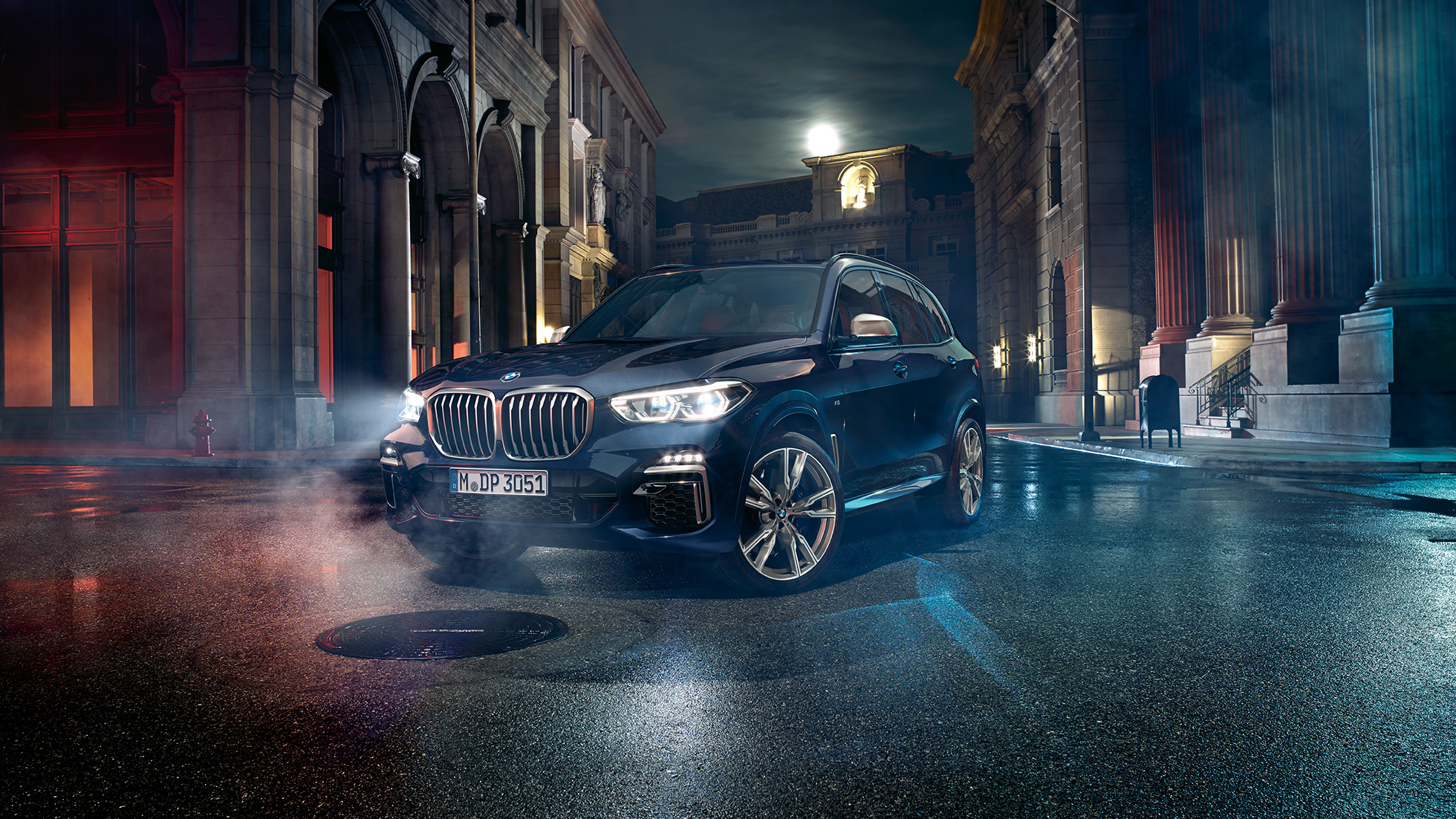 Žarometi pri BMW X5 M50i Žarometi z lasersko lučjo v obliki črke X, BMW X5 M50i, G05, kovinska barva Carbon Black, tričetrtinski pogled od spredaj
