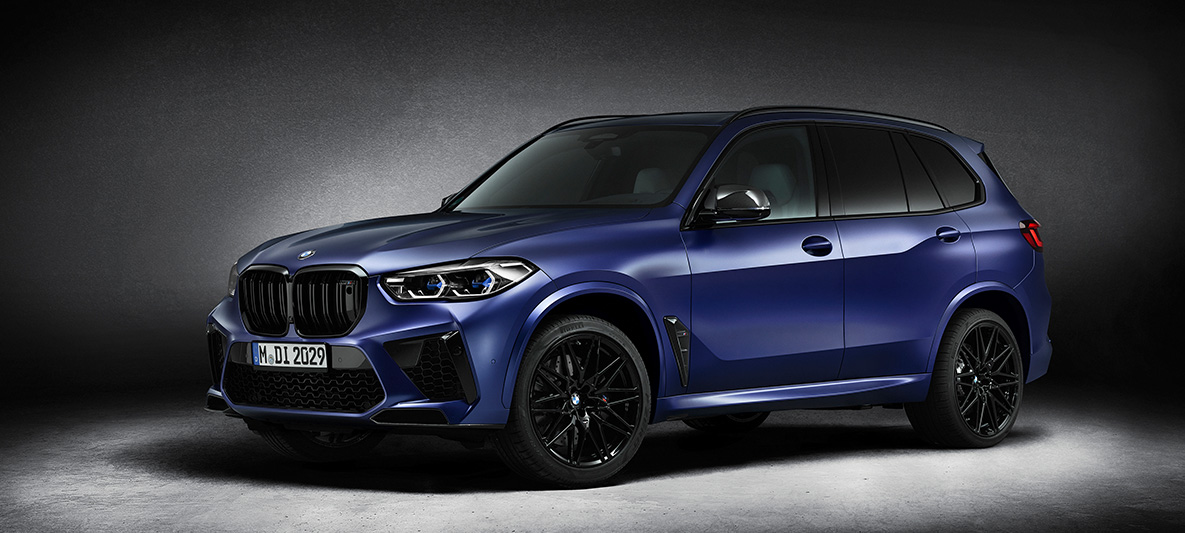 BMW X5 M First Edition, F95, 2020, lakiranje BMW Individual v posebni kovinski barvi Frozen Marina Bay Blue mat, tričetrtinski pogled od spredaj BMW X5 M First Edition, F95, 2020, lakiranje BMW Individual v posebni kovinski barvi Frozen Marina Bay Blue mat, tričetrtinski pogled od spredaj
