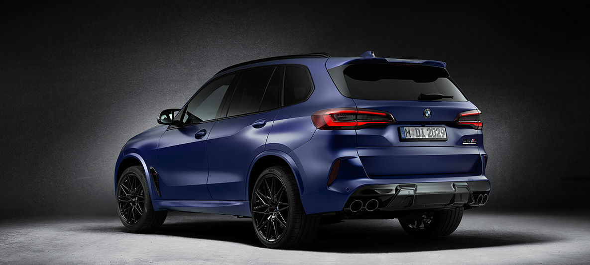 BMW X5 M First Edition, F95, 2020, lakiranje BMW Individual v posebni kovinski barvi Frozen Marina Bay Blue mat, tričetrtinski pogled od zadaj BMW X5 M First Edition, F95, 2020, lakiranje BMW Individual v posebni kovinski barvi Frozen Marina Bay Blue mat, tričetrtinski pogled od zadaj
