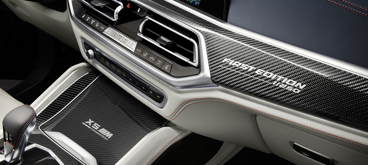 BMW X5 M First Edition, F95, 2020, notranjost, notranje obloge iz karbonskih vlaken z napisom "First Edition" BMW X5 M First Edition, F95, 2020, notranjost, notranje obloge iz karbonskih vlaken z napisom "First Edition"