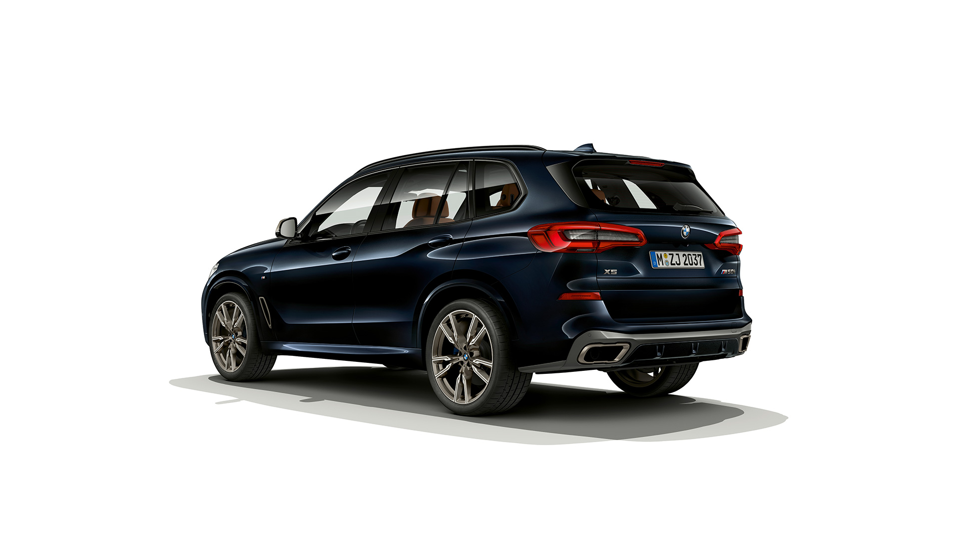 Pogled od zadaj na BMW X5 M50i BMW X5 M50i z M strešnim spojlerjem, G05, kovinska barva Carbon Black, pogled od zadaj
