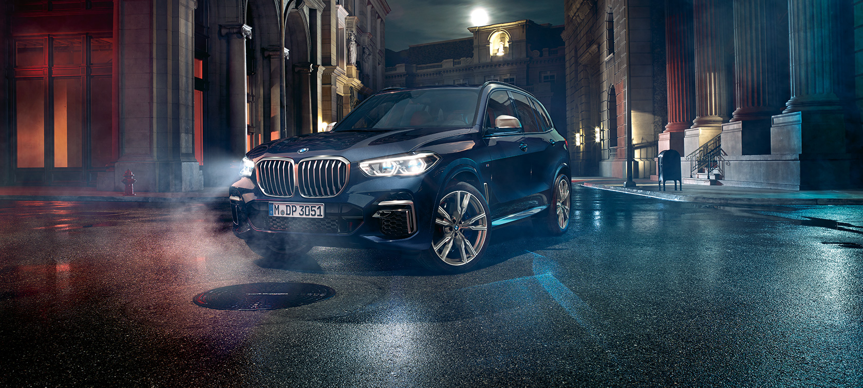 BMW X5 M50i, G05, tričetrtinski pogled od spredaj BMW X5 M50i, G05, 2018, SUV, kovinska barva Carbon Black, tričetrtinski pogled od spredaj