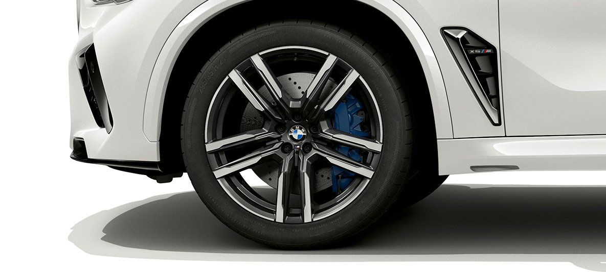BMW X5 M, F95, 21-palčna M lita alu. platišča dvobarvna Orbit Grey BMW X5 M, barva Mineral White, F95, 2020, SUV, 21-palčna M lita alu. platišča dvobarvna Orbit Grey, pogled od blizu