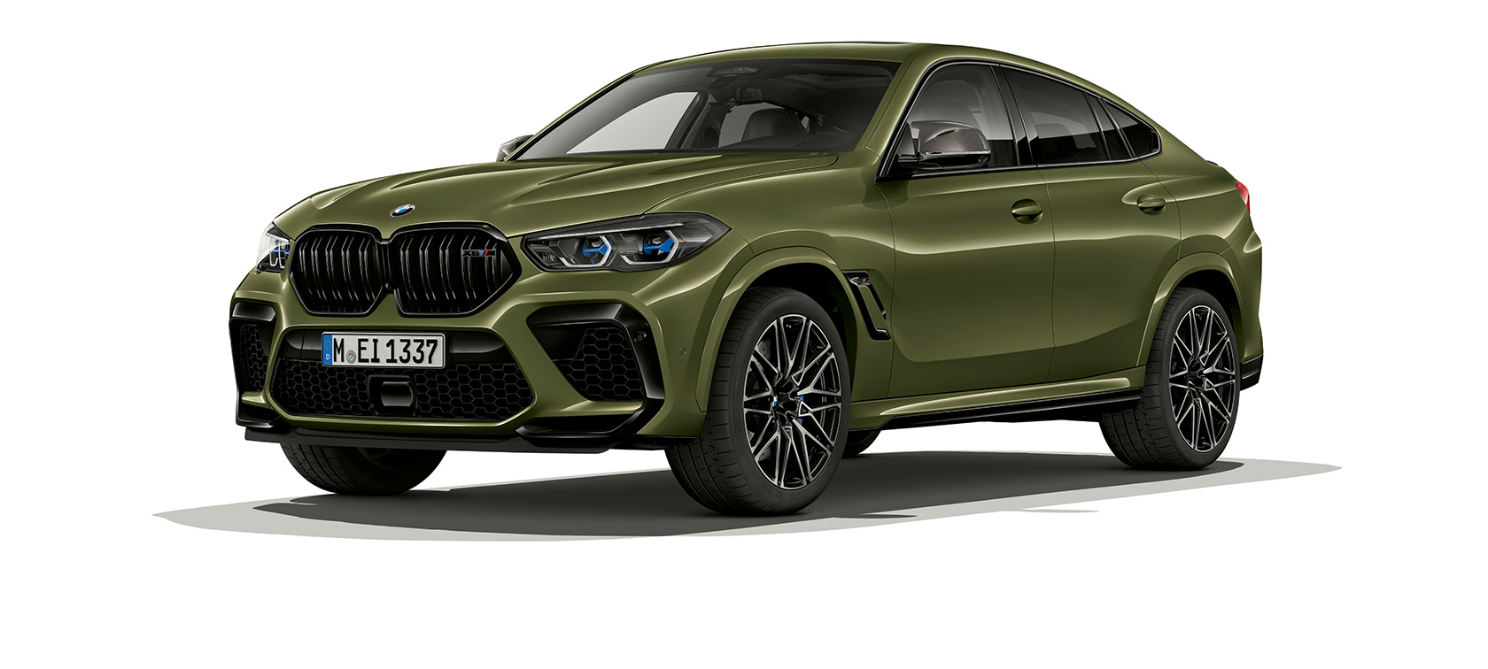BMW X6 M Competition tričetrtinski pogled od strani BMW X6 M Competition F96 2020 v posebni barvi BMW Individual Urban Green SUV, tričetrtinski pogled s strani