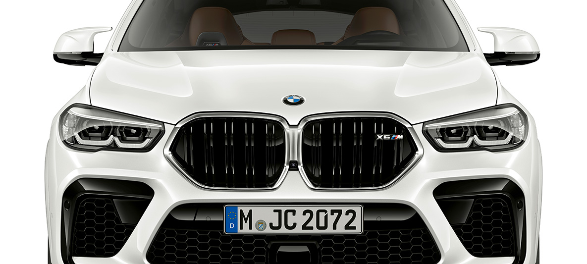 Sprednji del vozila BMW X6 M M dvojna ledvička BMW X6 M F96 SUV 2020, pogled s sprednje strani