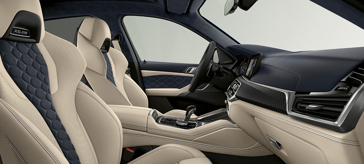 BMW X6 M Individual F96 SUV 2020, notranjost BMW X6 M Individual F96 SUV 2020 notranjost M večfunkcijski sedeži z logotipom X6 M