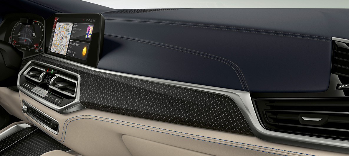 BMW X6 M Individual F96 SUV 2020 notranjost BMW X6 M F96 SUV 2020 BMW Individual notranjost lesene obloge iz plemenite vrste lesa Fineline v črni barvi elementi iz aluminija