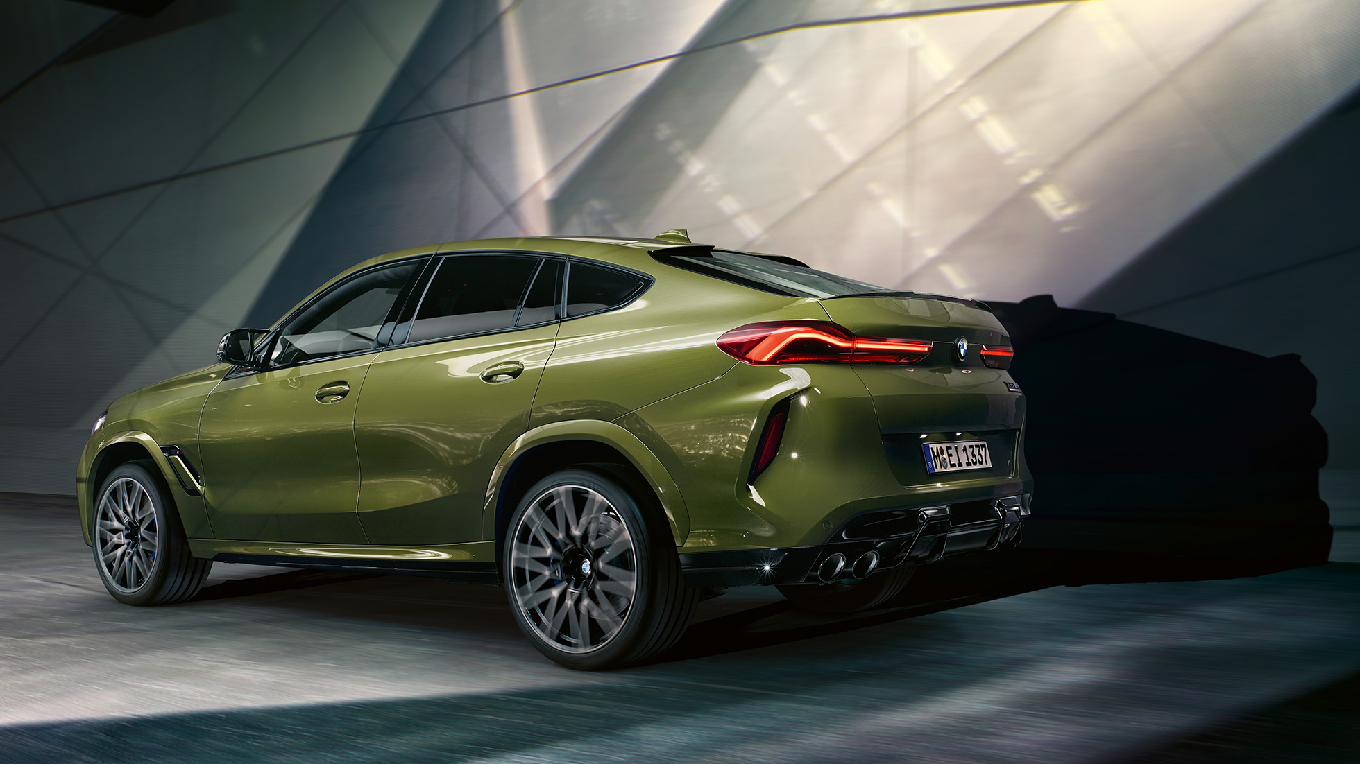 BMW X6 M Competition z M xDrive BMW X6 M Competition z M xDrive F96 2020 v posebni barvi Urban Green SUV, tričetrtinski pogled od zadaj