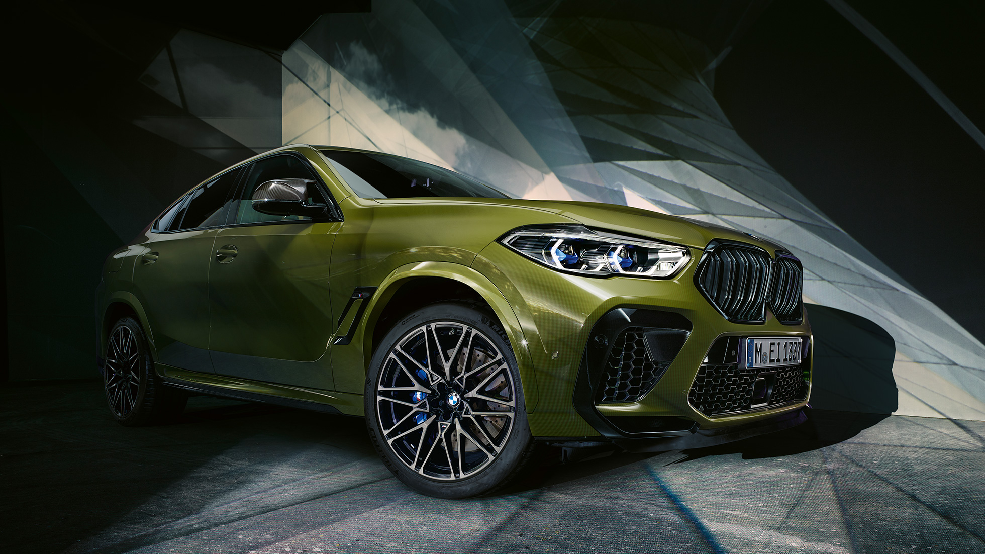 Zunanji videz BMW X6 M Competition Zunanji videz BMW X6 M Competition F96 2020 v posebni barvi BMW Individual Urban Green SUV, tričetrtinski pogled od spredaj