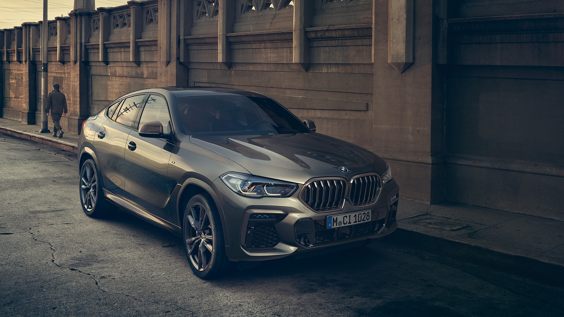 BMW X6 M50i z 8-valjnim bencinskim motorjem M TwinPower Turbo BMW X6 M50i z 8-valjnim bencinskim motorjem M TwinPower Turbo, G06, kovinska barva Manhattan, tričetrtinski stranski pogled