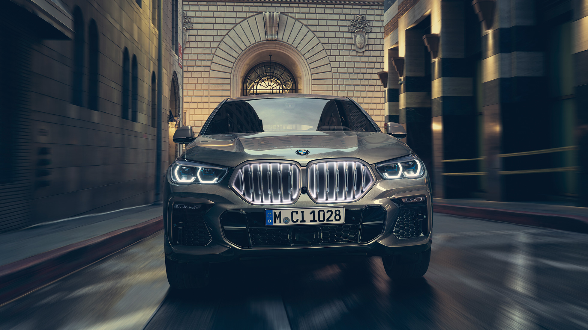 BMW X6 M50i z bencinskim motorjem M TwinPower Turbo BMW X6 M50i z bencinskim motorjem M TwinPower Turbo, G06, kovinska barva Manhattan, pogled od spredaj