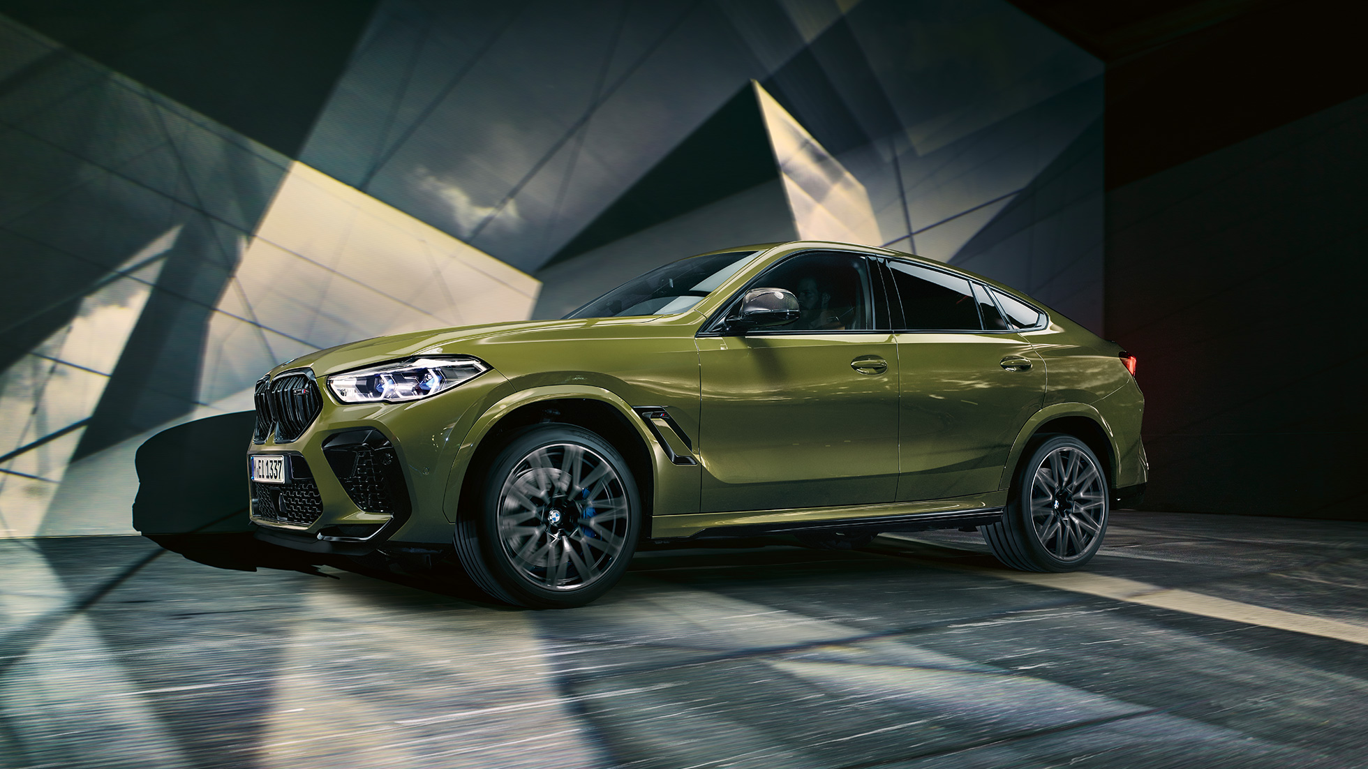 BMW X6 M Competition pogled od strani BMW X6 M Competition z M platišči iz aluminijeve litine F96 posebna barva BMW Individual Urban Green, pogled od strani