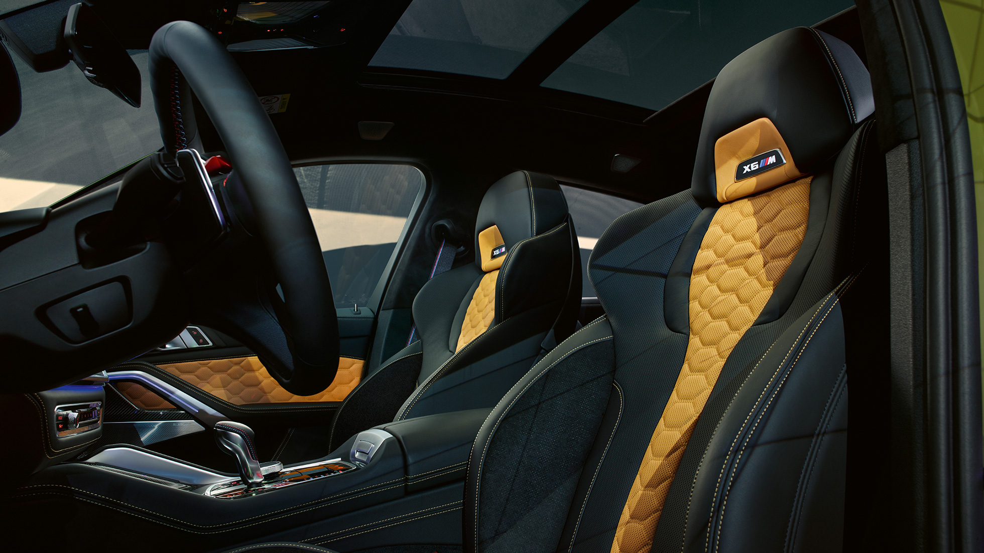 M večfunkcijski sedeži BMW X6 M Competition M večfunkcijski sedeži z osvetljenim logotipom X6 M BMW X6 M Competition F96 notranjost