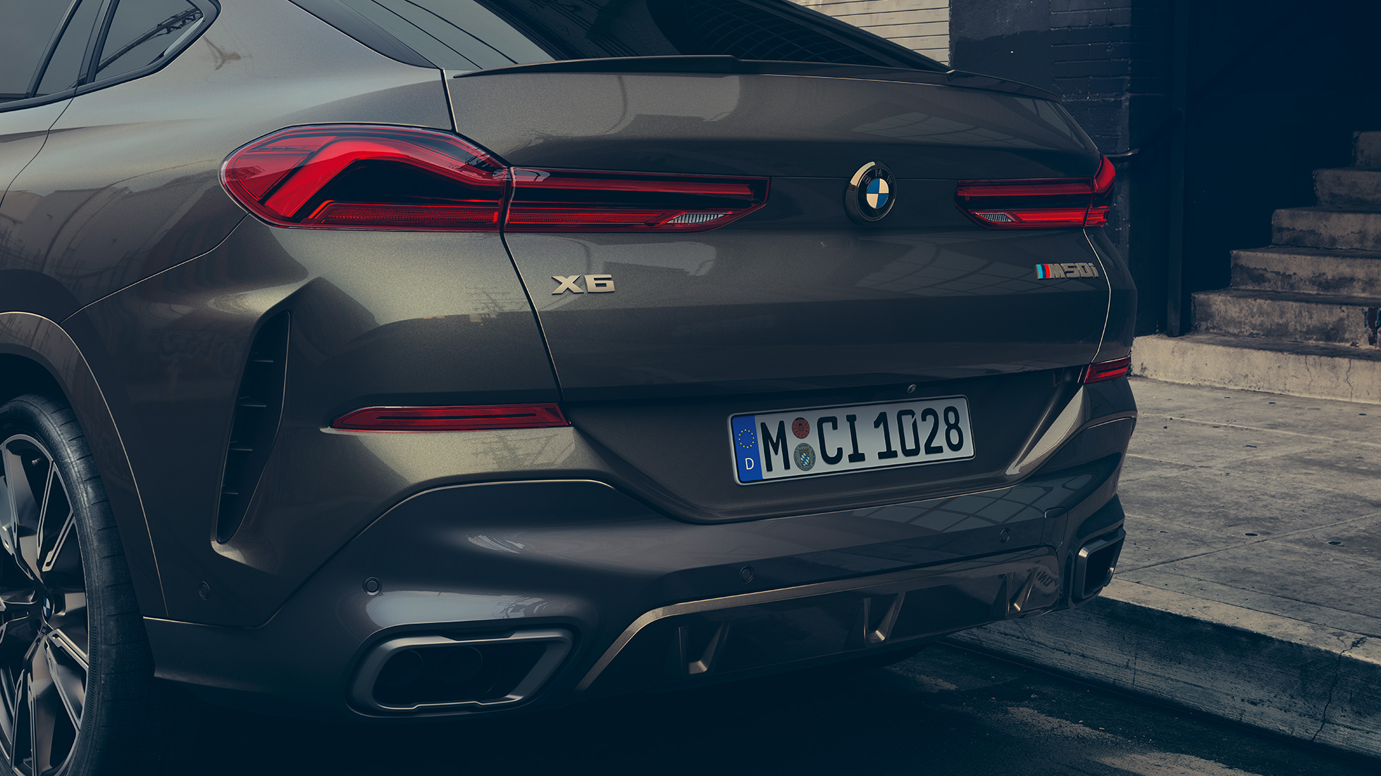 Pogled od zadaj, BMW X6 M50i Pogled od blizu na zadek BMW X6 M50i