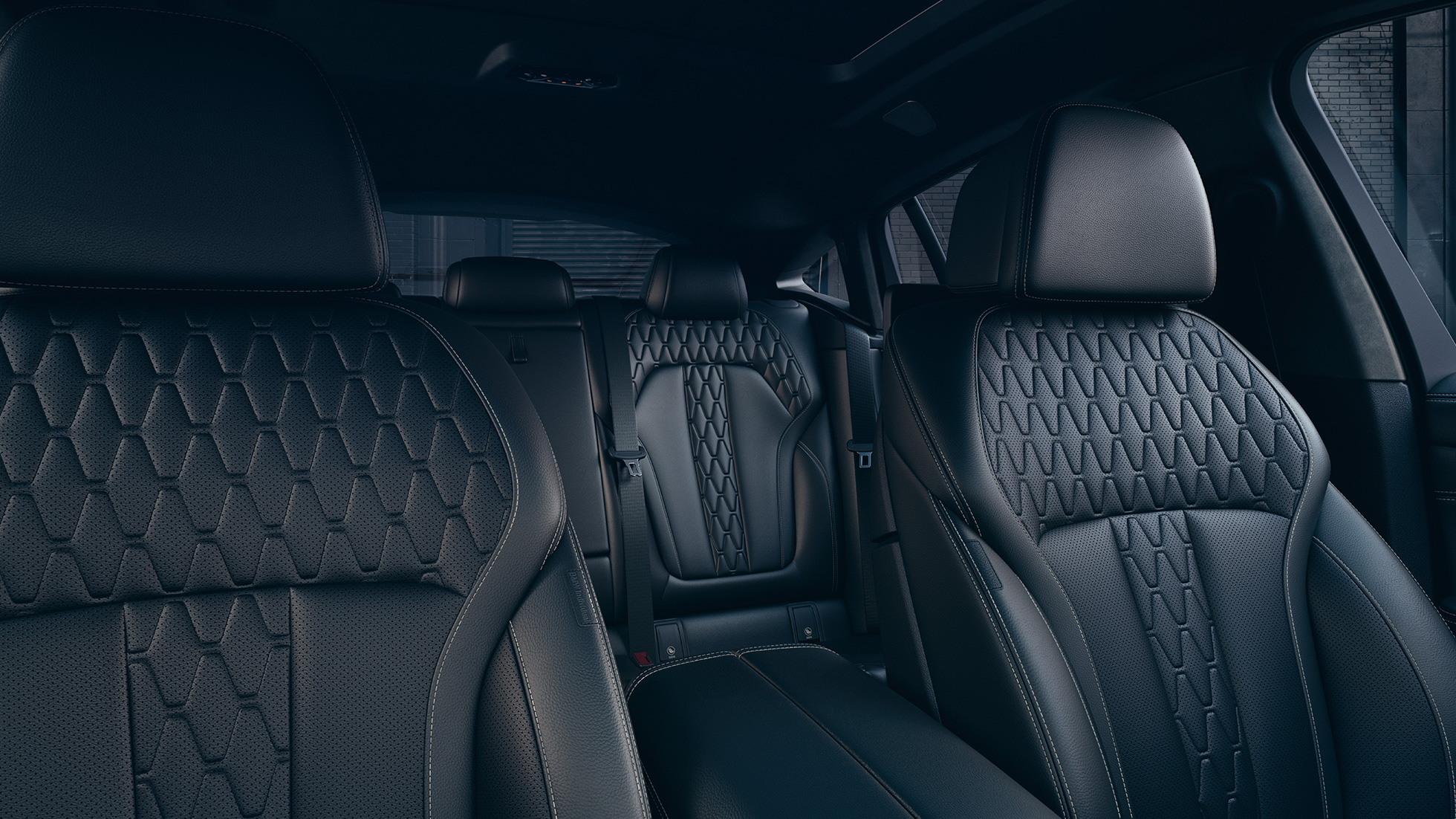 Športni sedeži v BMW X6 M50i Notranjost s poudarkom na športnih sedežih BMW X6 M50i