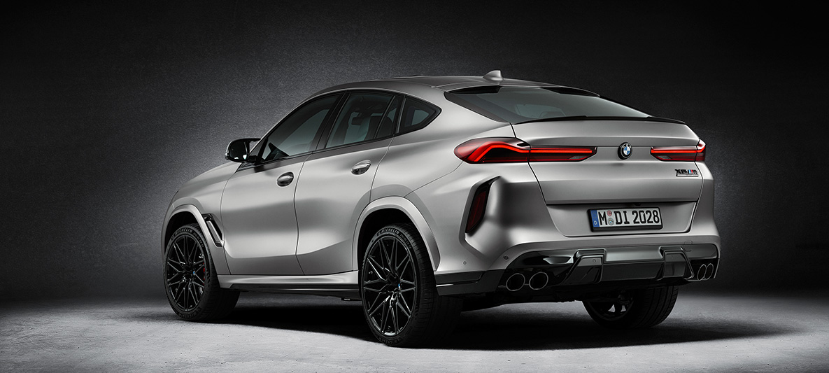 BMW X6 M First Edition, F96, 2020, lakiranje BMW Individual v posebni kovinski barvi Frozen Dark Silver mat, tričetrtinski pogled od zadaj BMW X6 M First Edition, F96, 2020, lakiranje BMW Individual v posebni kovinski barvi Frozen Dark Silver mat, tričetrtinski pogled od zadaj