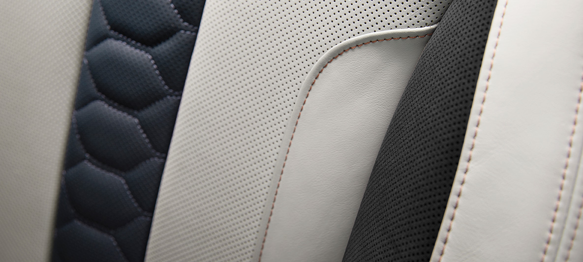 BMW X6 M First Edition, F96, 2020, notranjost, multifunkcijski sedeži, oblazinjenje v kombinaciji usnje Merino/Alcantara v barvi Silverstone/Night Blue s kontrastnimi šivi v barvi Sakhir Orange, podrobni pogled BMW X6 M First Edition, F96, 2020, notranjost, multifunkcijski sedeži, oblazinjenje v kombinaciji usnje Merino/Alcantara v barvi Silverstone/Night Blue s kontrastnimi šivi v barvi Sakhir Orange, podrobni pogled