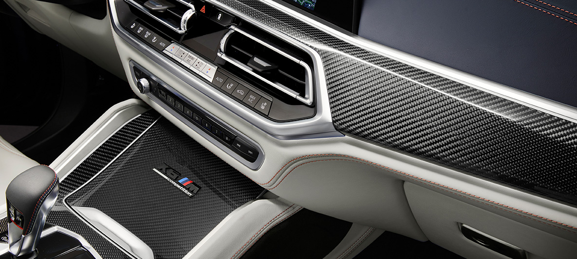 BMW X6 M First Edition, F96, 2020, notranje obloge iz karbonskih vlaken z napisom "First Edition" BMW X6 M First Edition, F96, 2020, notranje obloge iz karbonskih vlaken z napisom "First Edition"