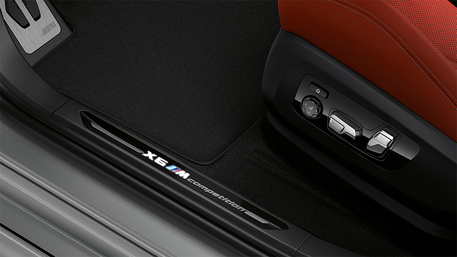 BMW X6 M Competition, F96, 2023, osvetljene vstopne letve