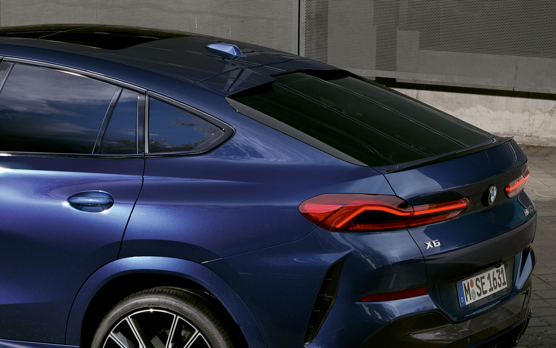 BMW X6 M60i xDrive, G06, MP, zadek BMW X6 M60i xDrive, G06, MP, pogled od blizu na zadek
