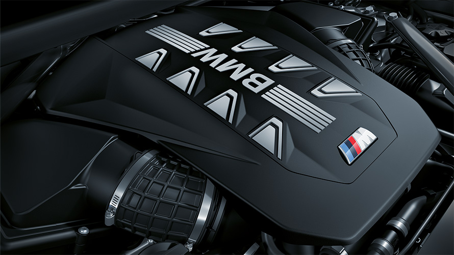 BMW X6 M60i xDrive, G06, MP, pogled od blizu na prekrivalo motorja