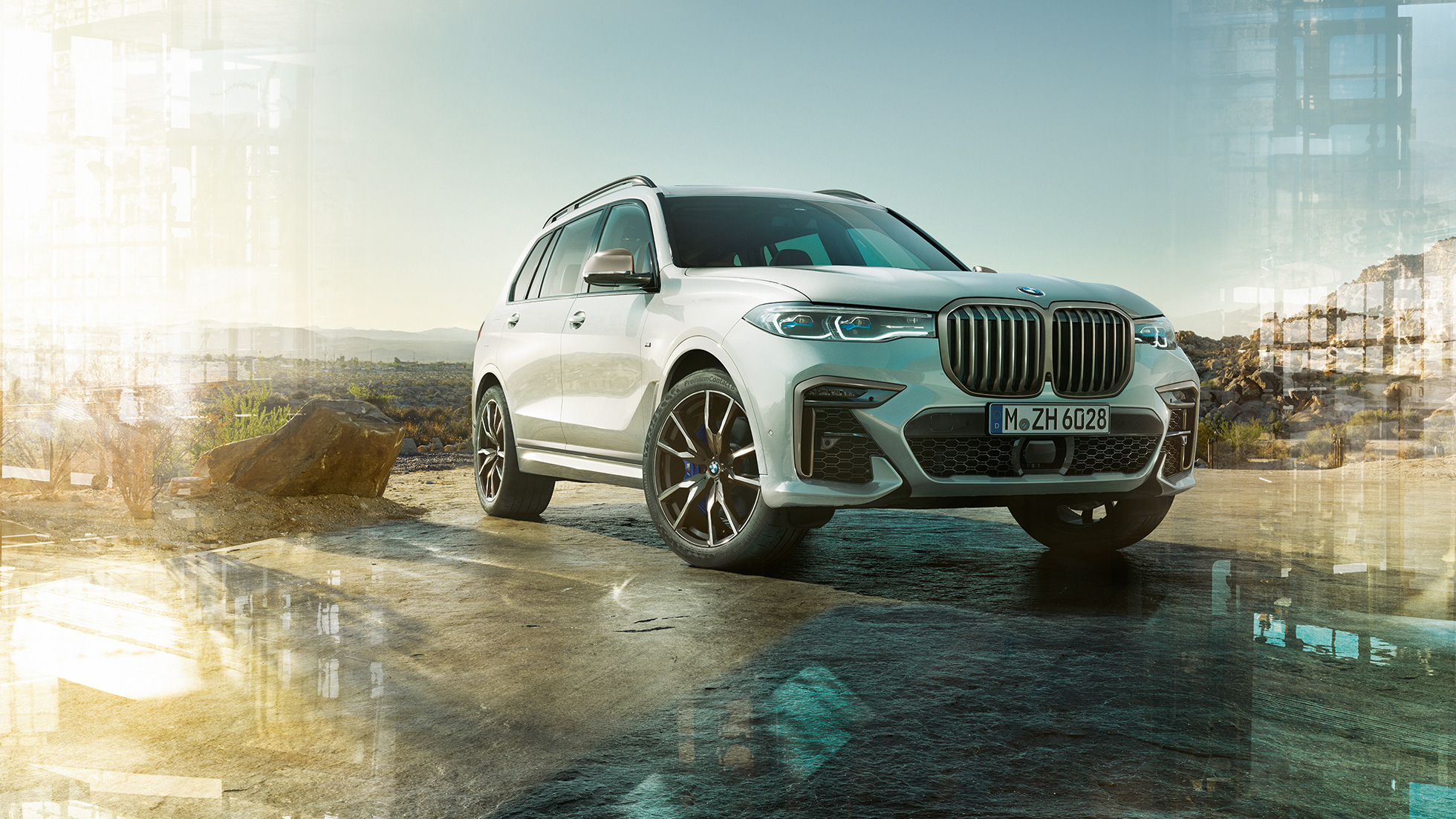 M-avtomobili BMW X7, tričetrtinski pogled od spredaj M-avtomobili BMW X7 v barvi Mineral White, na mestu, tričetrtinski pogled od spredaj, G07, 2019