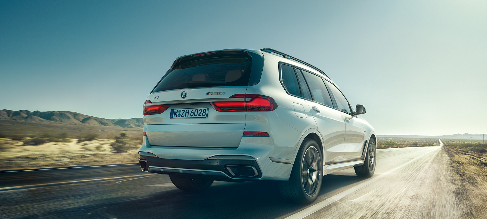 BMW X7 M50i, pogled od zadaj BMW X7 M50i, barva Mineral White, vožnja po prazni avtocesti, pogled od zadaj, G07, 2019
