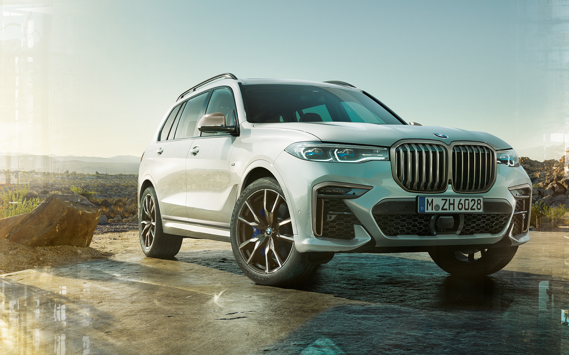 BMW X7 M50i, G07, 2019, barva Mineral White, tričetrtinski pogled od spredaj med mirovanjem v naravi BMW X7 M50i, G07, 2019, barva Mineral White, tričetrtinski pogled od spredaj med mirovanjem v naravi