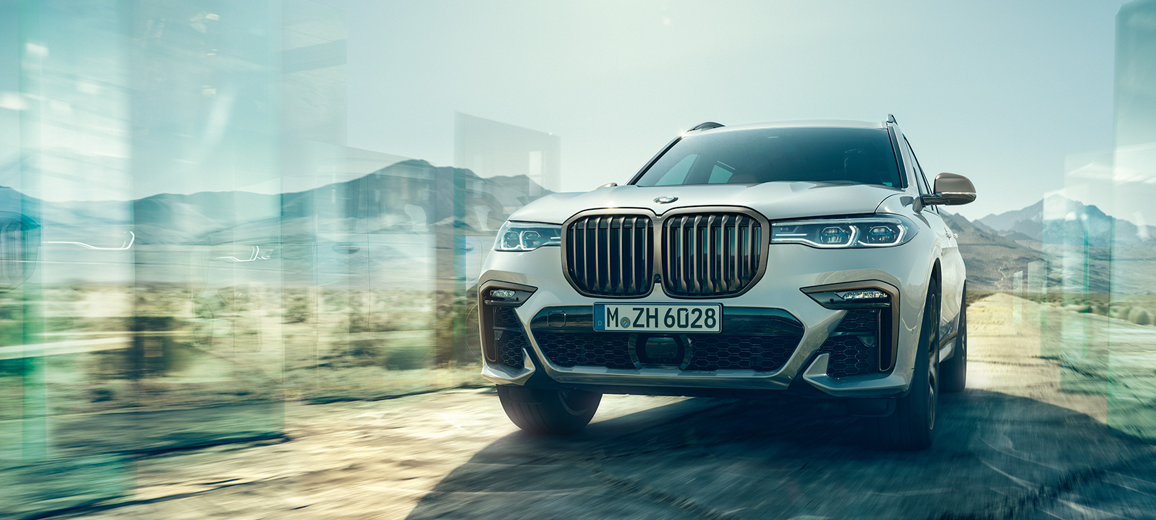 BMW X7 M, G07, 2019, barva Mineral White, tričetrtinski pogled od zadaj med vožnjo po avtocesti