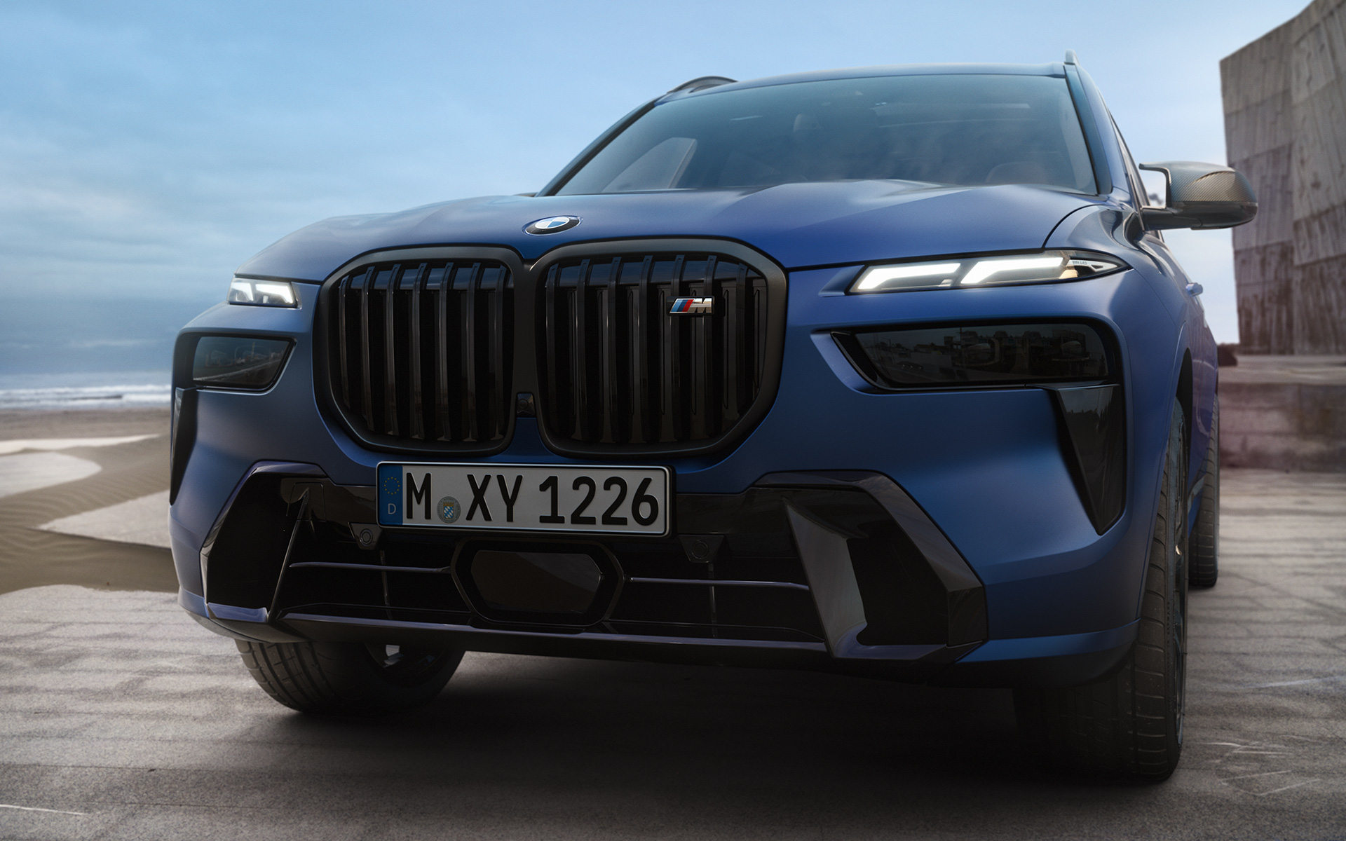 Sprednji BMW X7 M60i xDrive G07 LCI Frozen Marina Bay Blue stoji od blizu Sprednji BMW X7 M60i xDrive G07 LCI Frozen Marina Bay Blue stoji od blizu