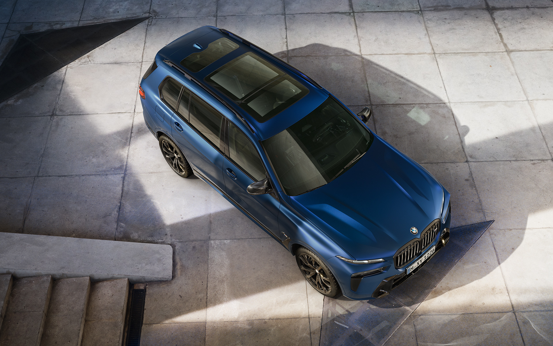 BMW X7 M60i xDrive G07 LCI Frozen Marina Bay Blue stoji iz ptičje perspektive BMW X7 M60i xDrive G07 LCI Frozen Marina Bay Blue stoji iz ptičje perspektive