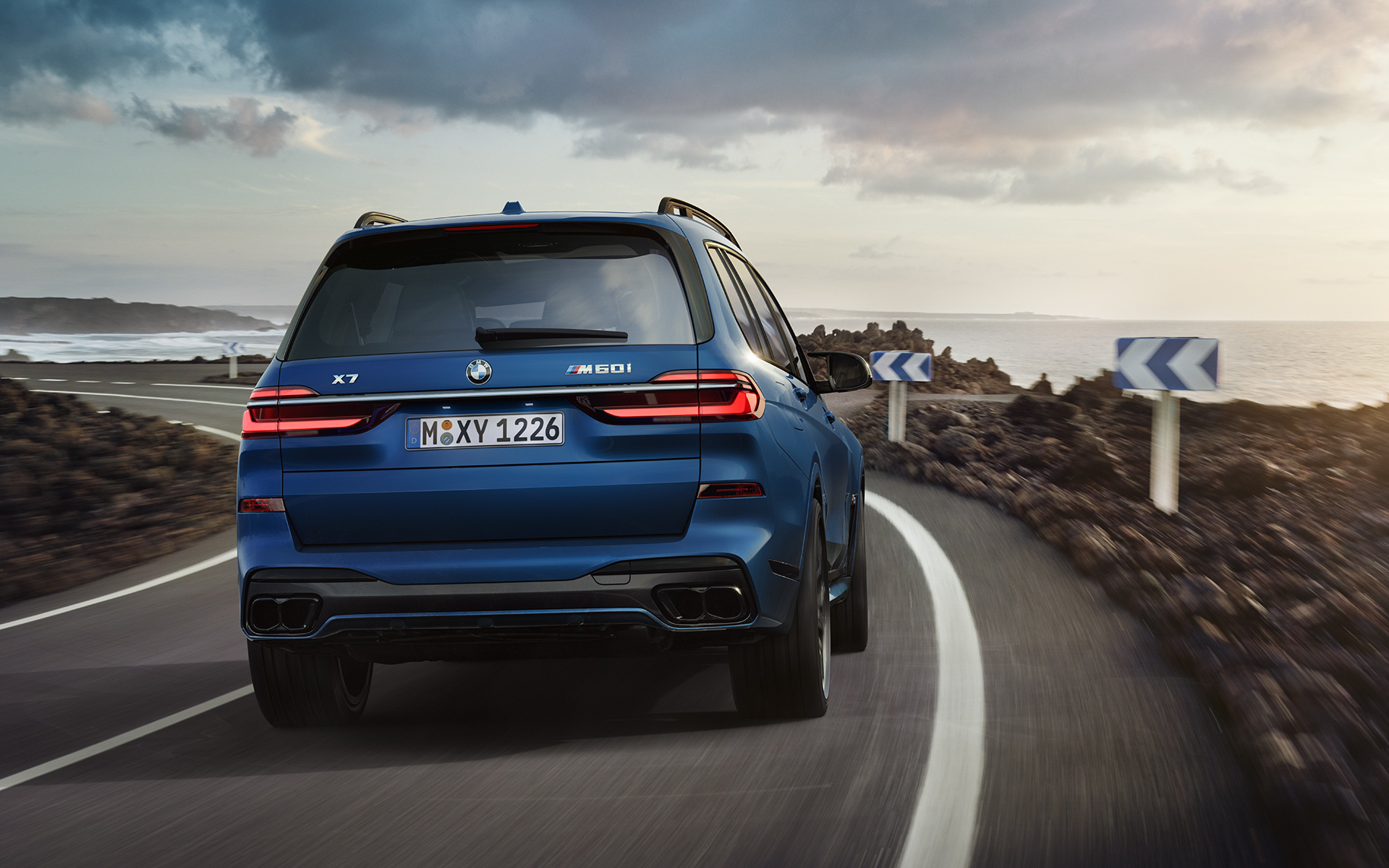 BMW X7 M60i xDrive G07 LCI Frozen Marina Bay Blue, vožnja od zadaj BMW X7 M60i xDrive G07 LCI Frozen Marina Bay Blue, vožnja od zadaj