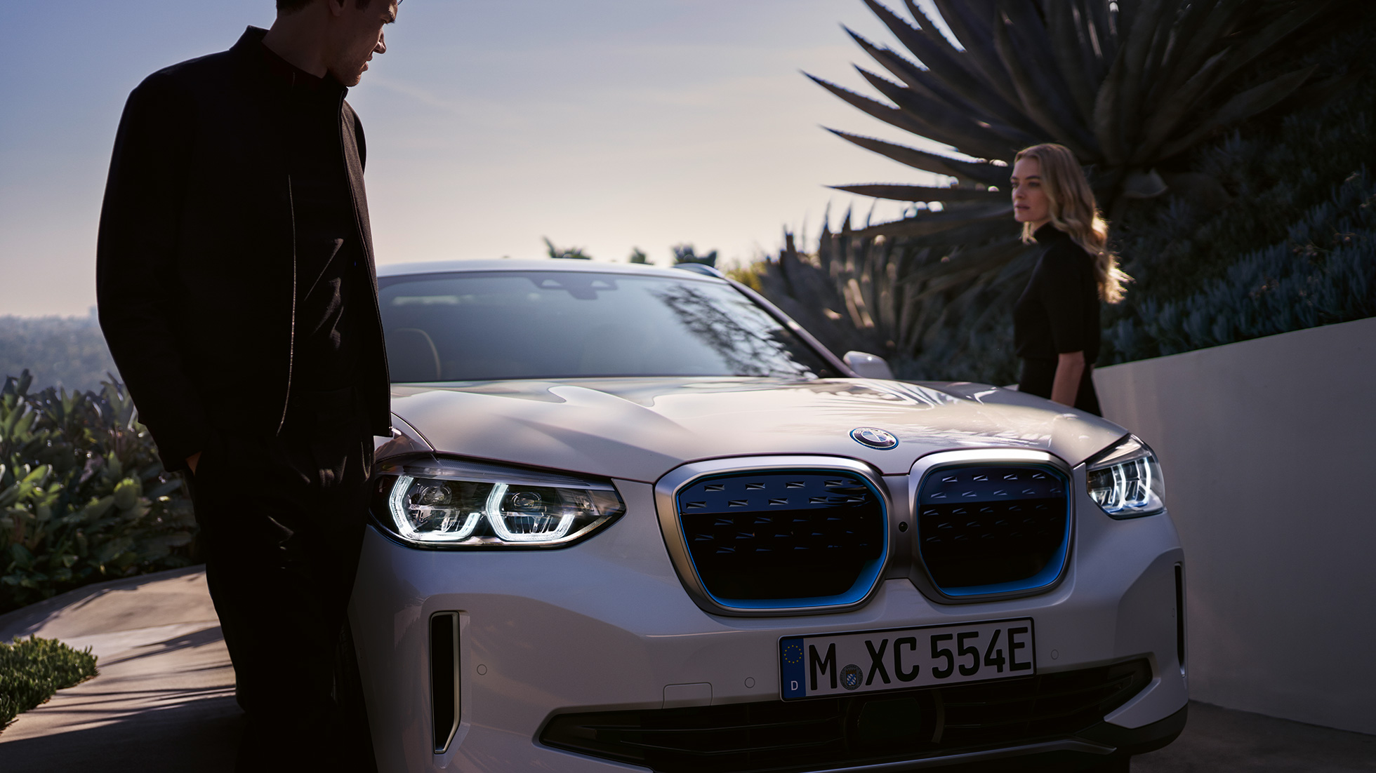 BMW iX3, G08, tričetrtinski pogled od spredaj z ledvičko BMW i BMW iX3, G08, 2020, kovinska barva Mineral White, tričetrtinski pogled od spredaj z ledvičko BMW i