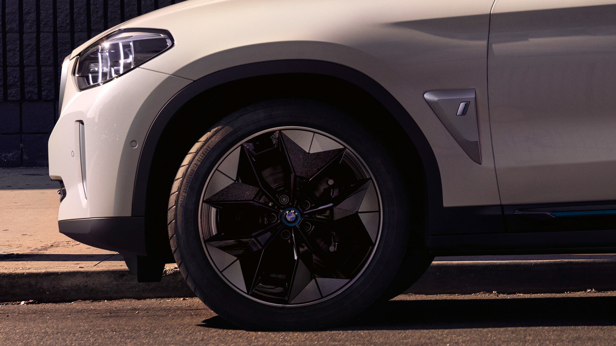 Aerodinamična platišča, BMW iX3, G08, pogled od blizu na kolo Aerodinamična platišča, BMW iX3, G08, 2020, kovinska barva Mineral White, pogled od blizu na kolo, zunanjost