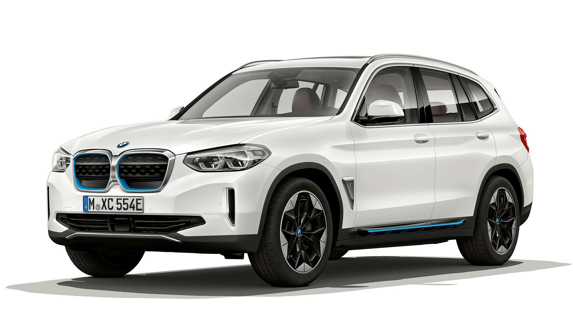 BMW iX3, G08, model Impressive, tričetrtinski pogled od spredaj BMW iX3, G08, 2020, model Impressive, kovinska barva Mineral White, tričetrtinski pogled od spredaj