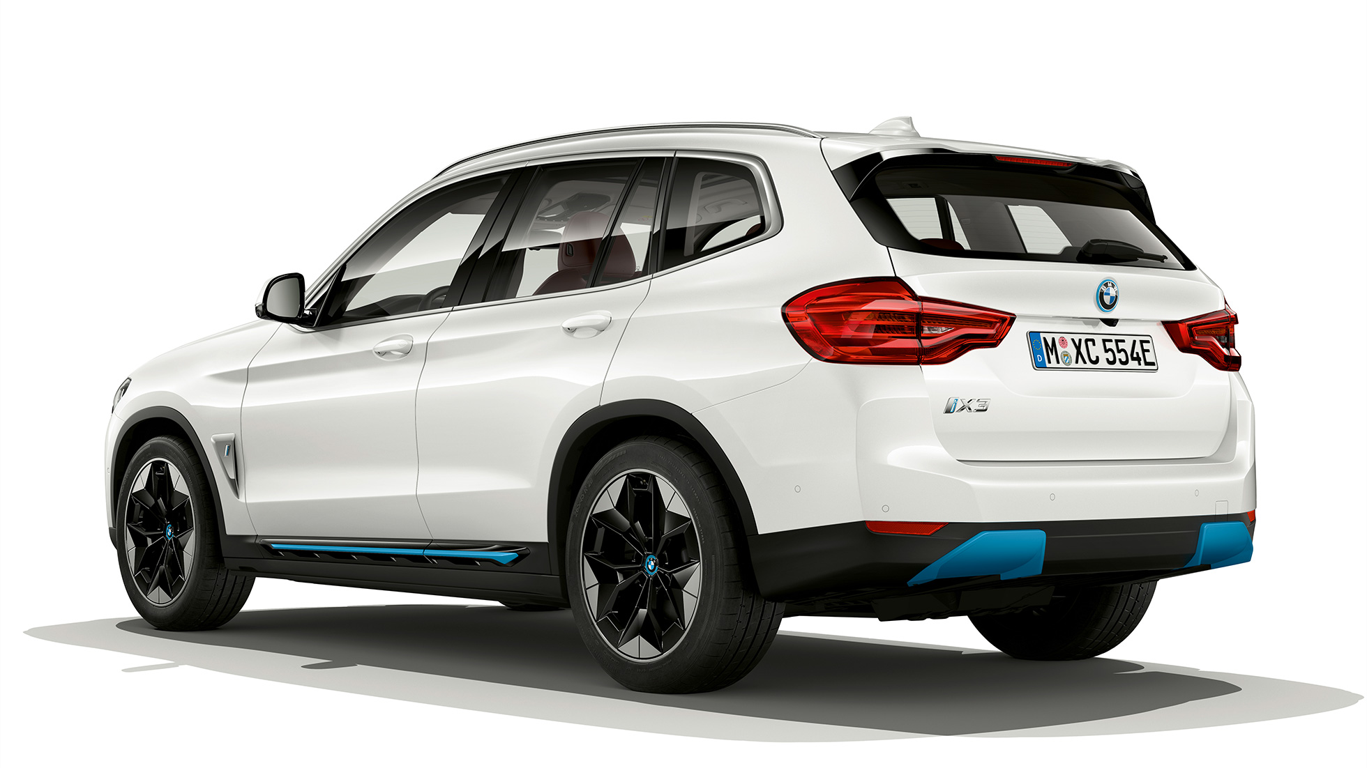 BMW iX3, G08, model Impressive, tričetrtinski pogled od zadaj BMW iX3, G08, 2020, model Impressive, kovinska barva Mineral White, tričetrtinski pogled od zadaj