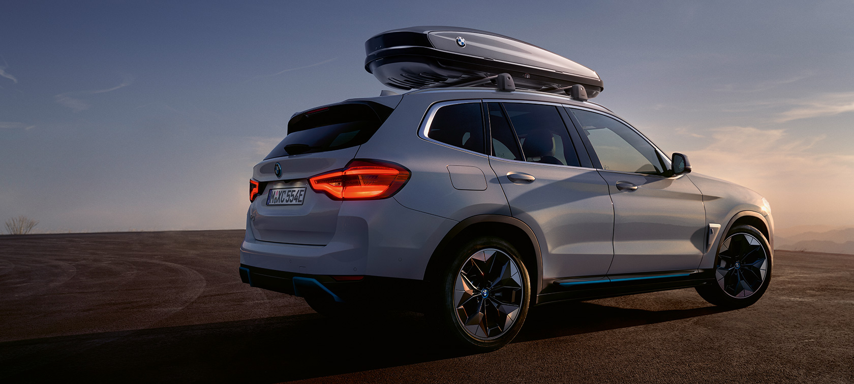 BMW iX3, G08, kovinska barva Mineral White, tričetrtinski pogled od zadaj, stoji na cesti BMW iX3, G08, 2020, kovinska barva Mineral White, tričetrtinski pogled od zadaj, stoji na cesti