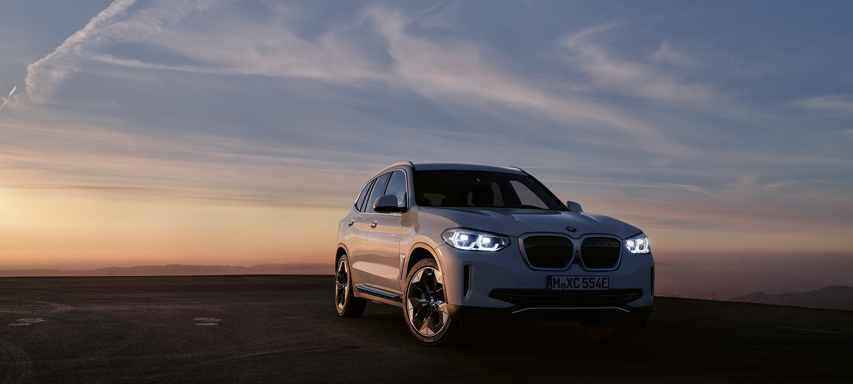 BMW iX3, G08, 2020, tričetrtinski pogled od spredaj BMW iX3, G08, 2020, tričetrtinski pogled od spredaj, stoji v večernem razpoloženju