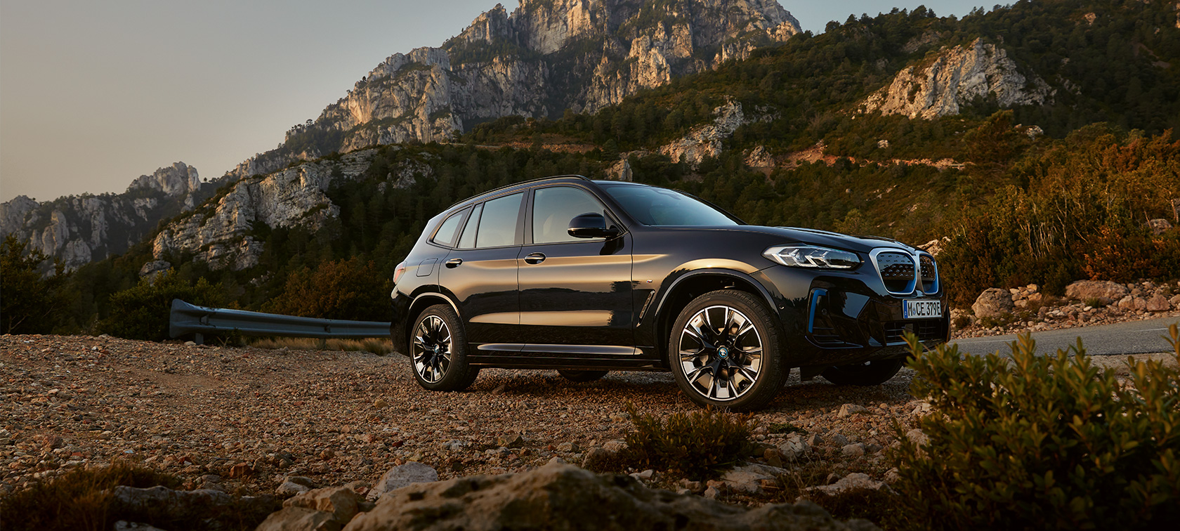 BMW iX3, G08, 2021, M Carbon Black, stranski pogled