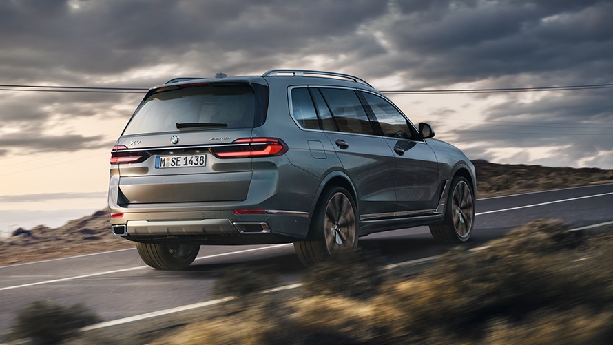 BMW X7, G07, prva generacija, tričetrtinski pogled od spredaj med mirovanjem BMW serije X, BMW X7, G07, prva generacija, tričetrtinski pogled od spredaj med mirovanjem