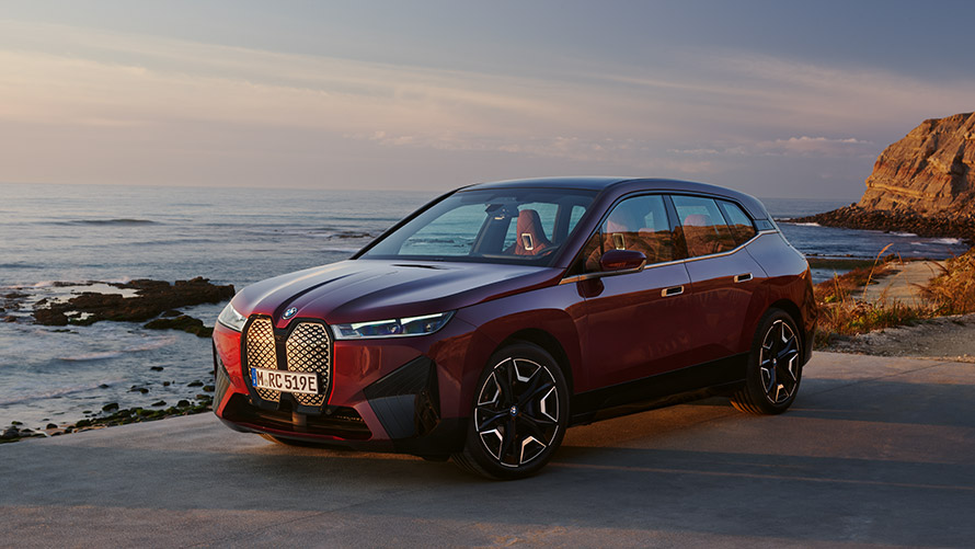 BMW iX, I20, prva generacija, tričetrtinski stranski pogled med mirovanjem BMW serije X, BMW iX, I20, prva generacija, tričetrtinski stranski pogled med mirovanjem