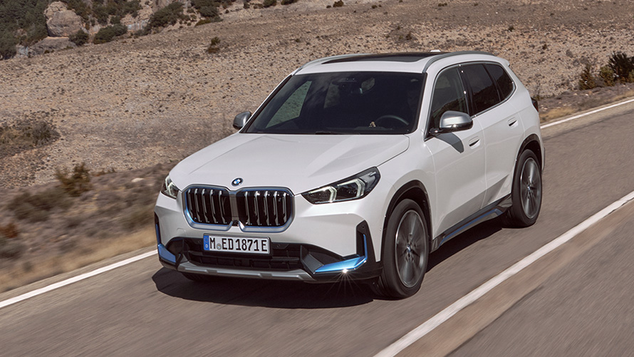 BMW iX1, U11, prva generacija, tričetrtinski pogled od spredaj med vožnjo BMW serije X, BMW iX1, U11, prva generacija, tričetrtinski pogled od spredaj med vožnjo