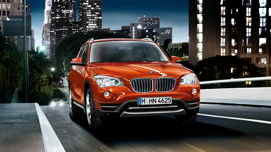 BMW X1, E84, prva generacija, tričetrtinski pogled od spredaj na cesto BMW serije X, BMW X1, E84, prva generacija, tričetrtinski pogled od spredaj na cesto