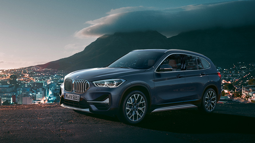 BMW X1, F48, druga generacija, tričetrtinski stranski pogled med mirovanjem pred mestom BMW serije X, BMW X1, F48, druga generacija, tričetrtinski stranski pogled med mirovanjem pred mestom