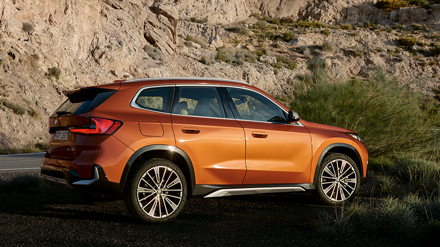 BMW X1, U11, tretja generacija, tričetrtinski pogled od spredaj na cesto BMW serije X, BMW X1, U11, tretja generacija, tričetrtinski pogled od spredaj na cesto