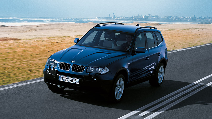 BMW X3, E83, prva generacija, tričetrtinski pogled od spredaj med vožnjo na cesti BMW serije X, BMW X3, E83, prva generacija, tričetrtinski pogled od spredaj med vožnjo na cesti