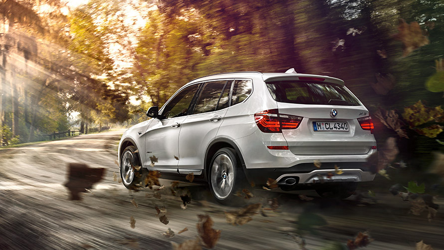 BMW X3, F25, druga generacija, tričetrtinski pogled od zadaj med vožnjo na cesti BMW serije X, BMW X3, F25, druga generacija, tričetrtinski pogled od zadaj med vožnjo na cesti