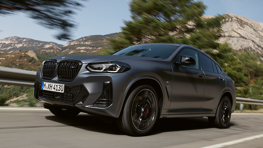 BMW X4, G02, druga generacija, tričetrtinski stranski pogled med vožnjo na cesti BMW serije X, BMW X4, G02, druga generacija, tričetrtinski stranski pogled med vožnjo na cesti