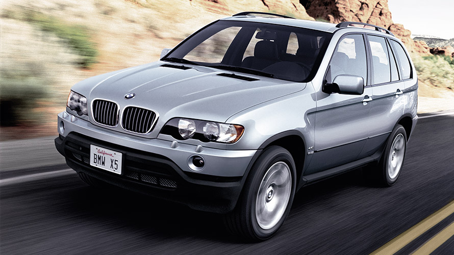 BMW X5, E53, prva generacija, tričetrtinski pogled od spredaj med vožnjo na cesti BMW serije X, BMW X5, E53, prva generacija, tričetrtinski pogled od spredaj med vožnjo na cesti